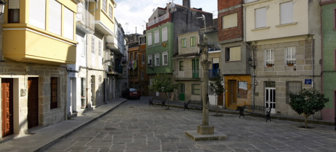 CASAS MARIÑEIRAS NO CONTORNO DA PRAZA DA VEIGUIÑA E RÍO LAMEIRA