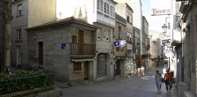 CASAS MARIÑEIRAS NO CONTORNO DA PRAZA DA VEIGUIÑA E RÍO LAMEIRA