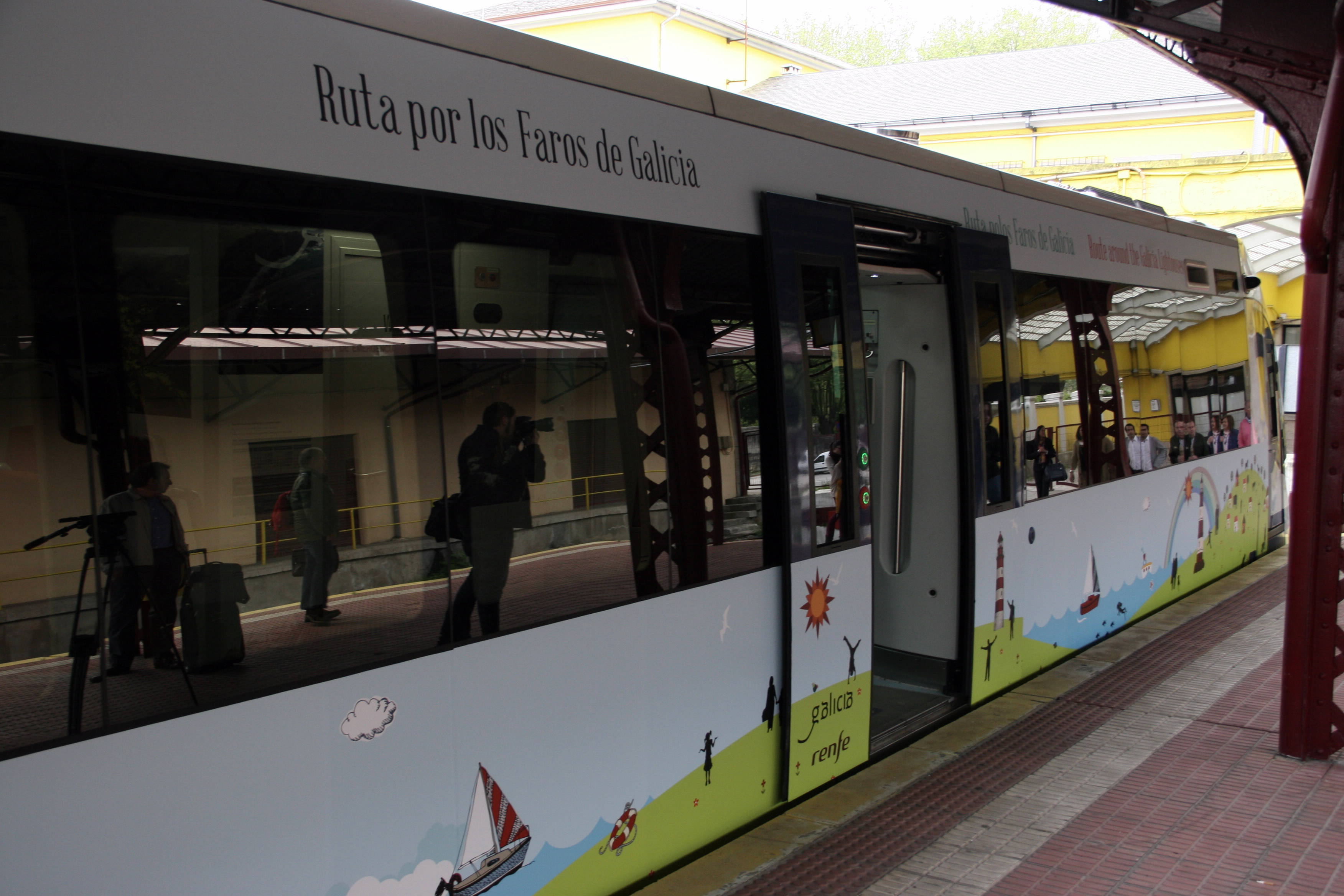 Resultado de imagen de ruta de los faros en tren galicia