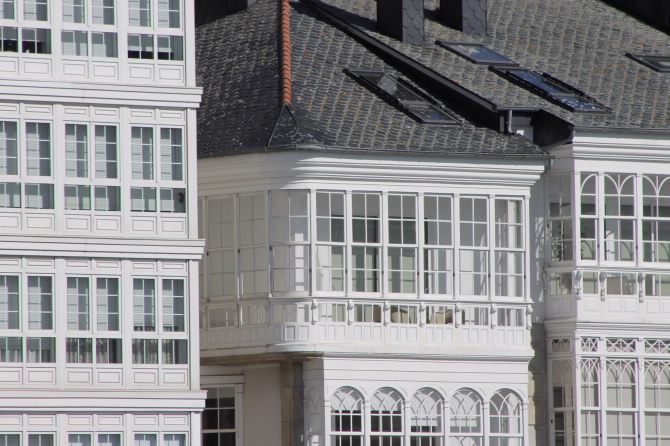 CASAS CON GALERÍAS TÍPICAS DA TRAV.DA MARINA