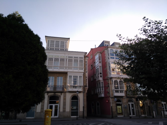 CASAS CON GALERÍAS TÍPICAS DA TRAV.DA MARINA