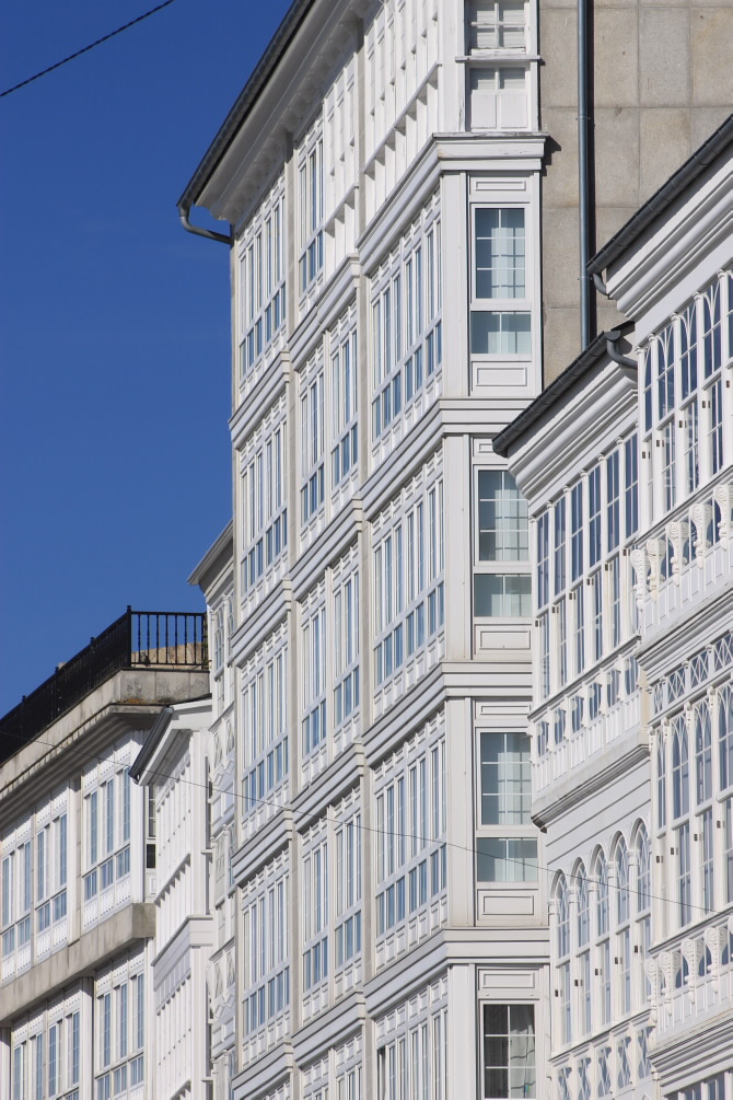 CASAS CON GALERÍAS TÍPICAS DA TRAV.DA MARINA