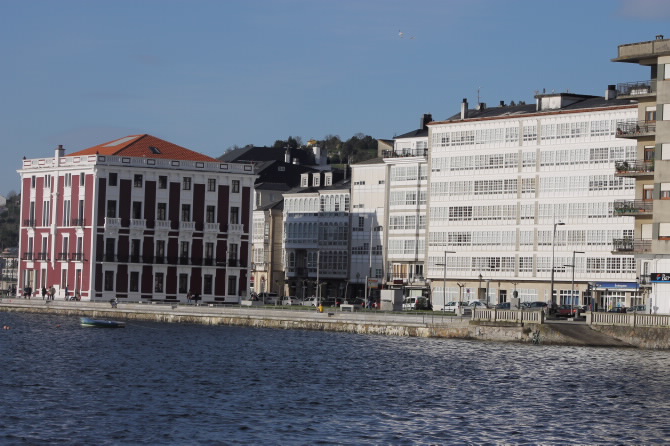 CASAS CON GALERÍAS TÍPICAS DA TRAV.DA MARINA