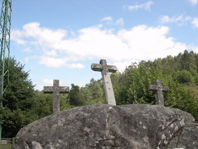CRUCEIRO DE LAS PIEDRAS (DOLMEN DAS TRES CRUCES)