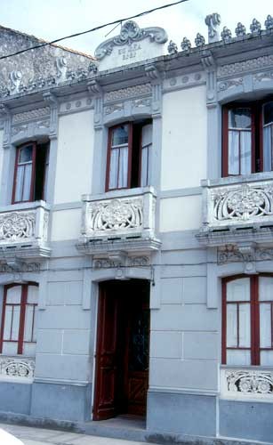 CASA CON GALERÍAS EN REDES