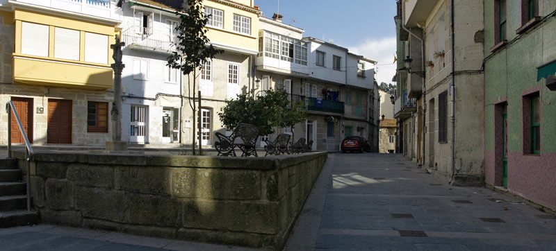 CASAS MARIÑEIRAS NO CONTORNO DA PRAZA DA VEIGUIÑA E RÍO LAMEIRA