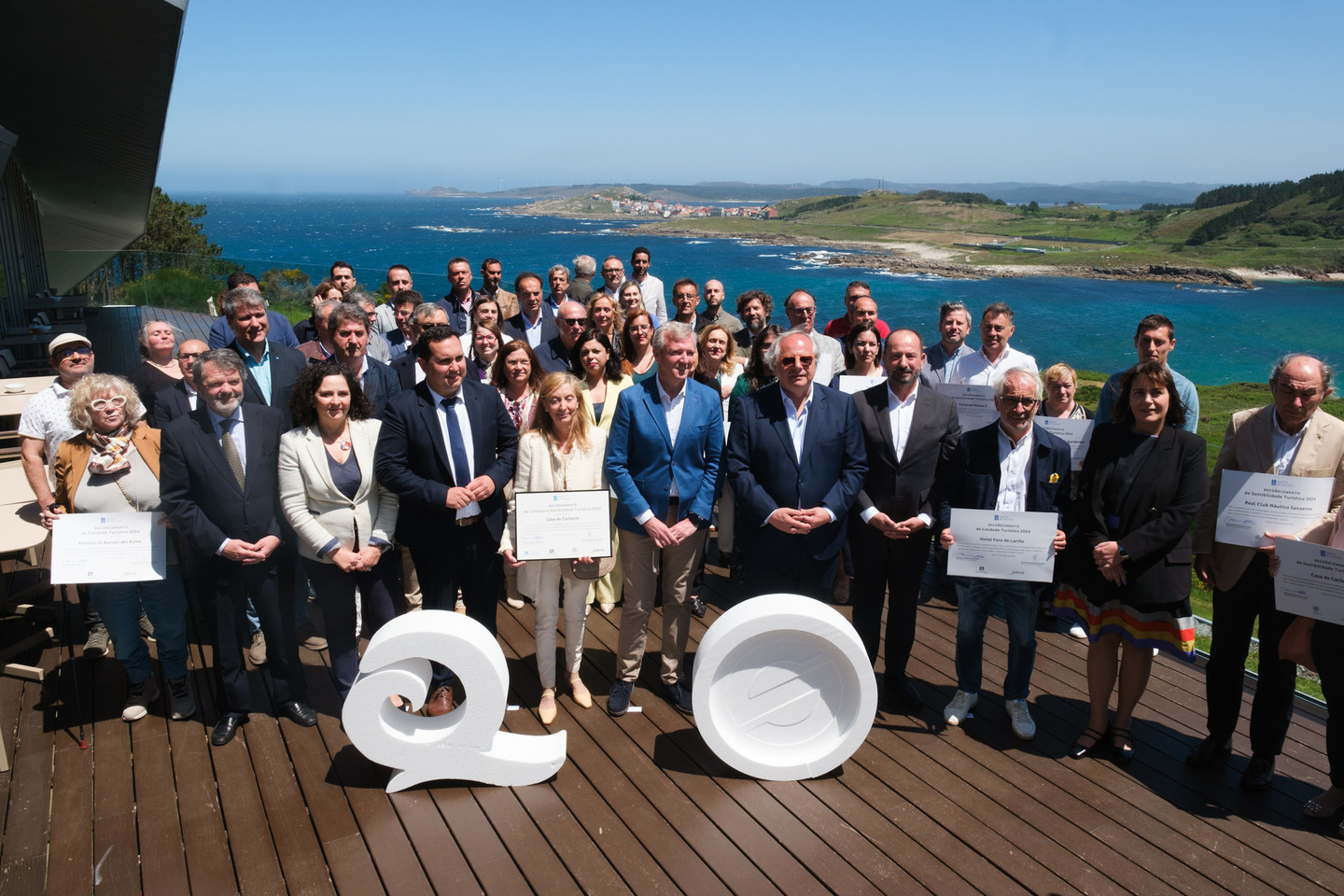 O presidente da Xunta de Galicia xunto ás entidades recoñecidas