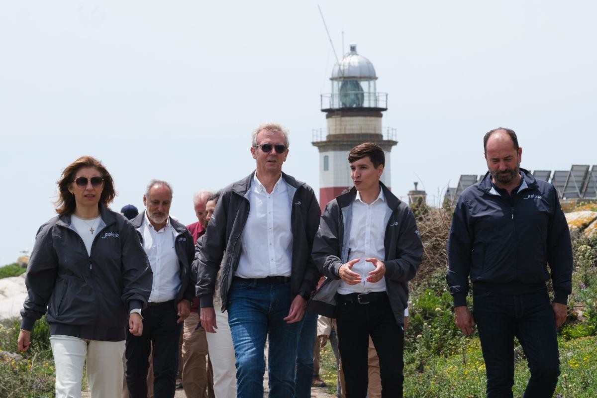 Rueda e demáis autoridades fronte ao Faro de Sálvora