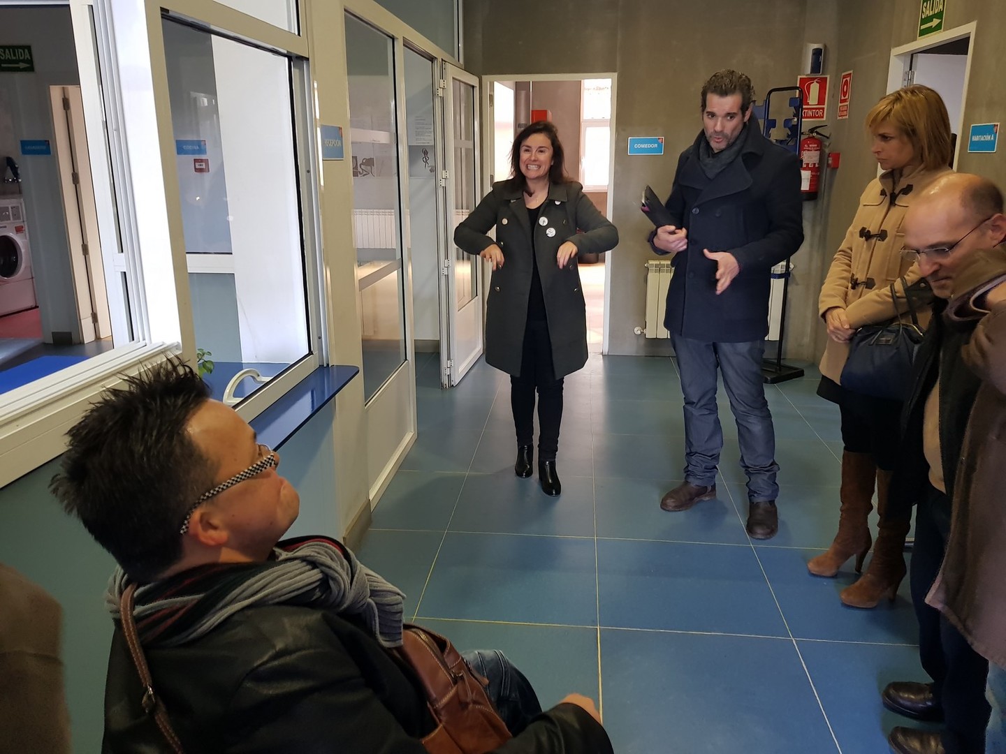 Visita de Nava Castro aos albergues de Melide e Ribadiso.