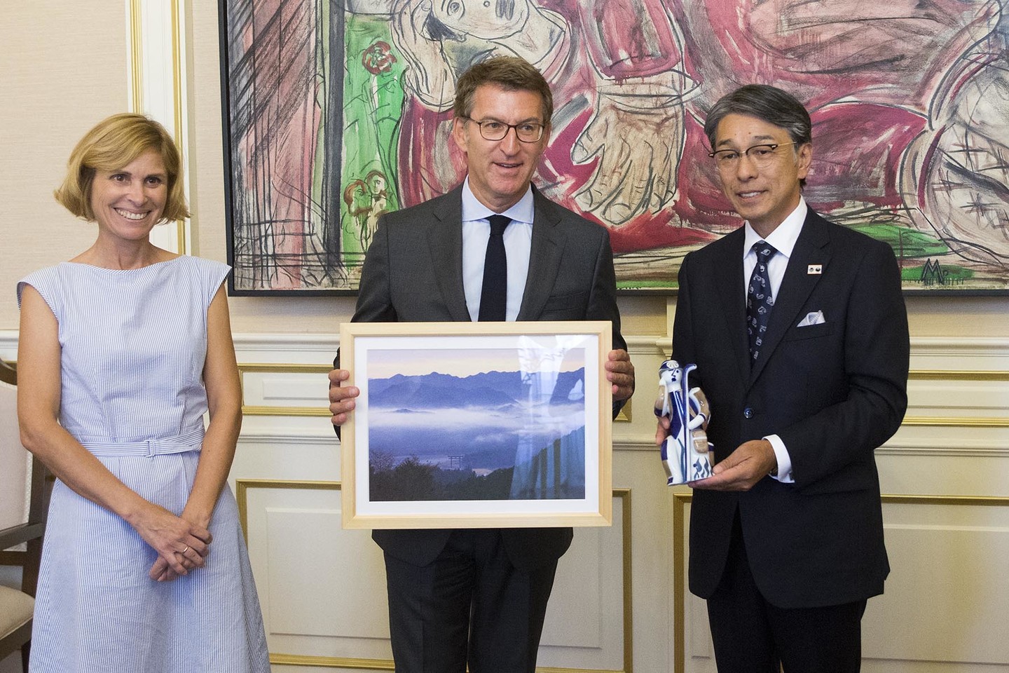 El presidente de la Xunta y el alcade de Tanabe junto a la directora de Turismo de Galicia.