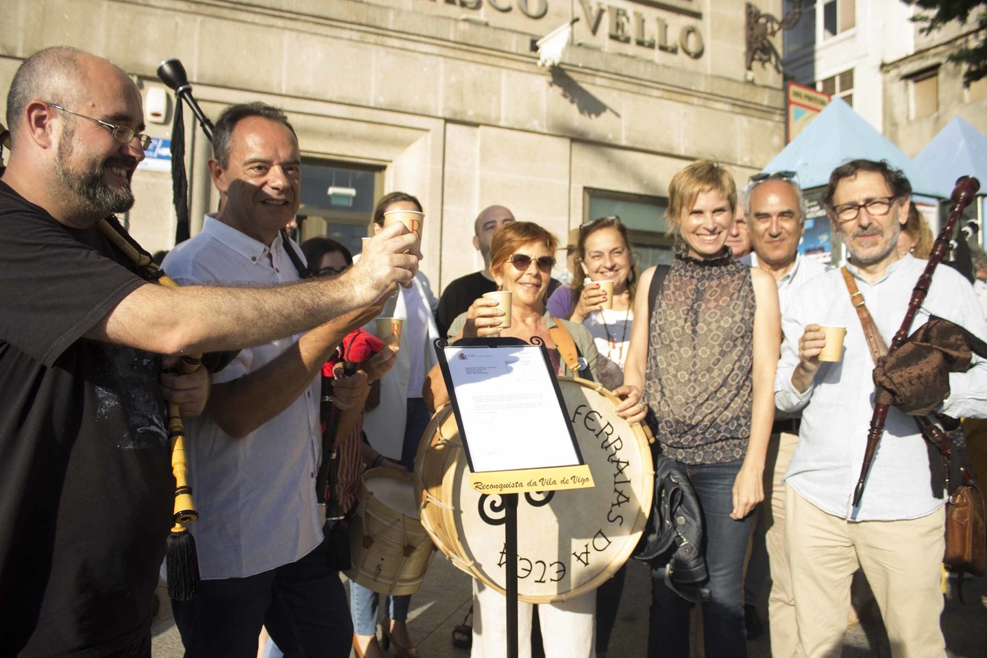 Nava Castro, en Vigo, con los miembros de la Asociación Casco Vello.