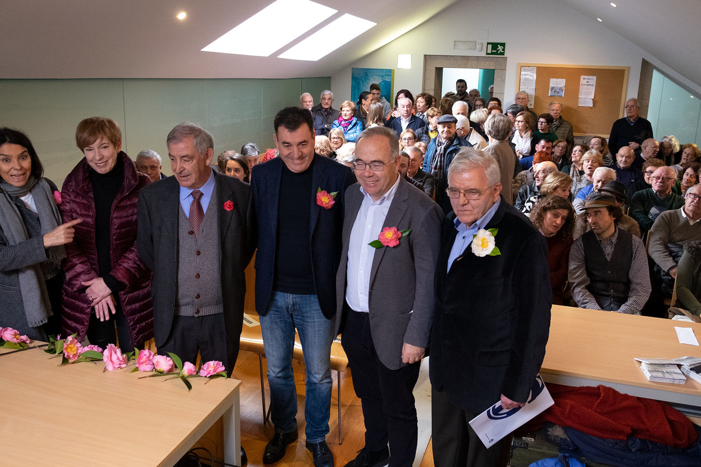 O consellerio de Cultura e Turismo e o alcalde de Santiago, na exposición da camelia da Rocha Vella.