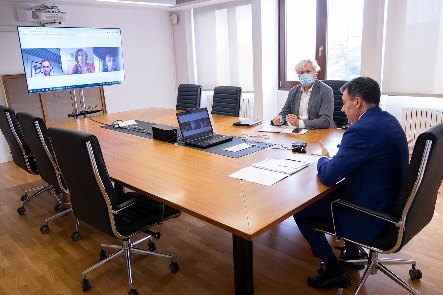 Román Rodríguez e o secretario xeral da súa consellería, Manuel Vila, na reunión coa secretaria portuguesa de Turismo.