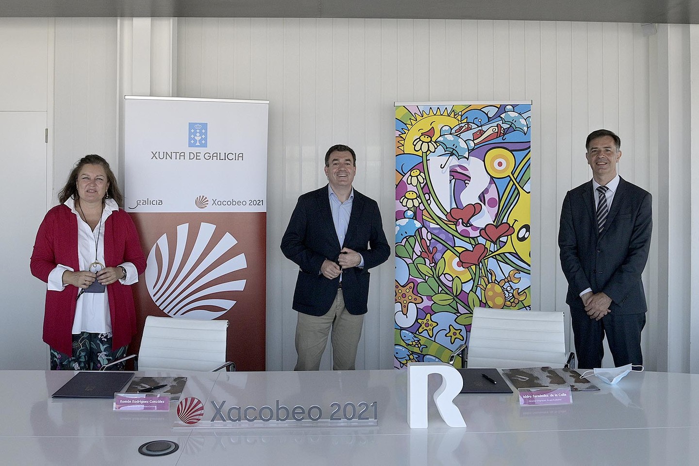 El conselleiro de Cultura e Turismo  con la comisaria del Xacobeo 2021 y el representante de R.