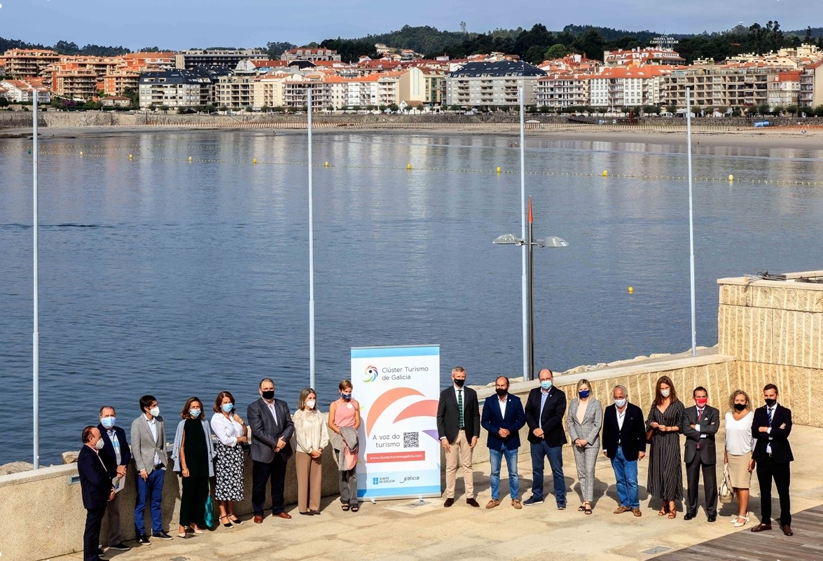 Alfonso Rueda, cos representantes do Cluster Truismo de Galicia, en Sanxenxo.