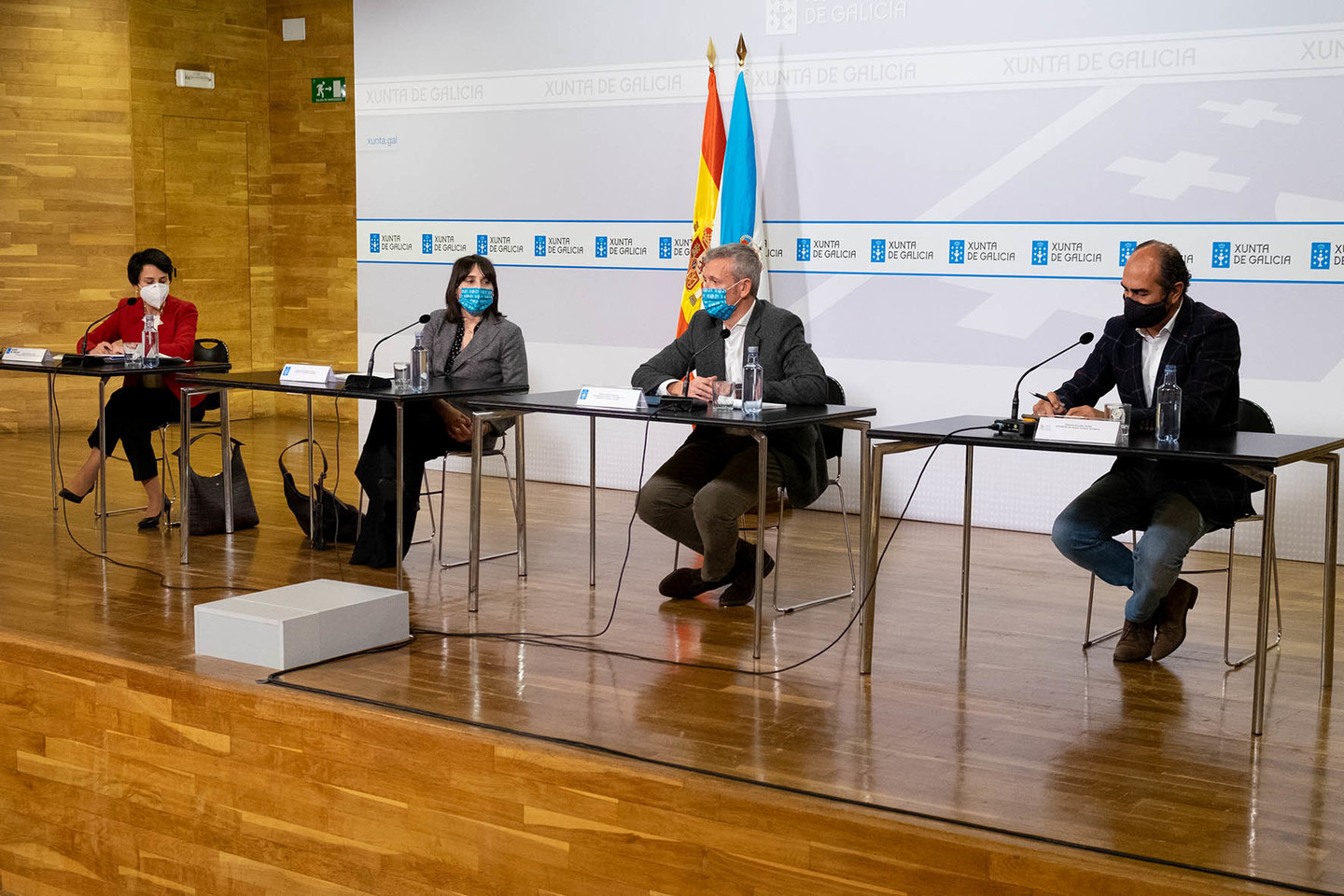El vicepresidente 1º de la Xunta y la conselleira de Emprego e Igualdade, enla reunión con el sector.