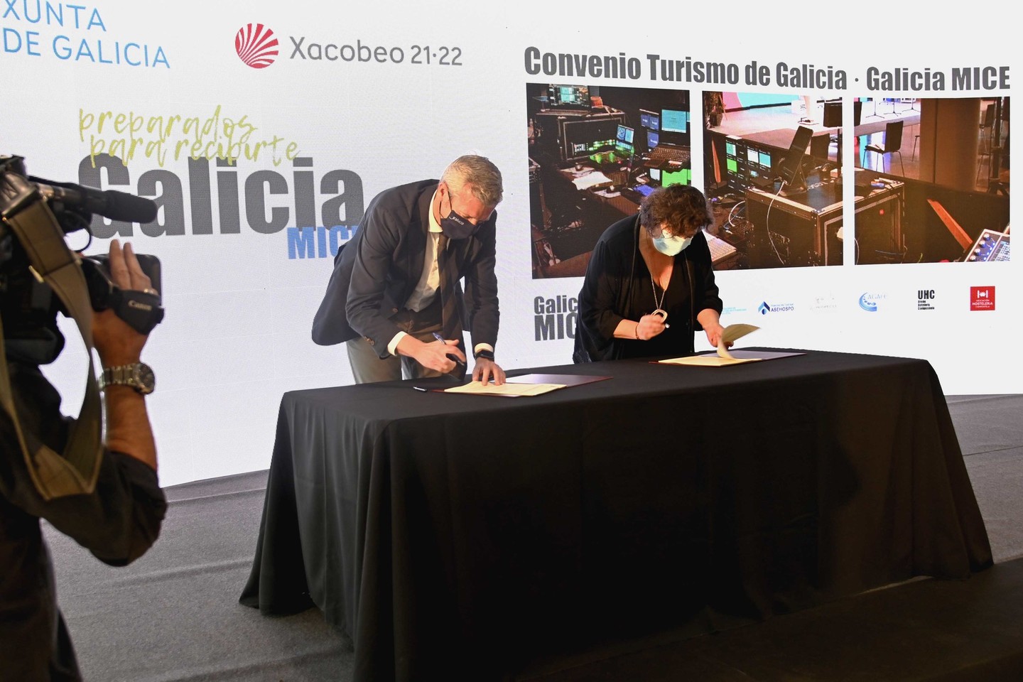 Firma del convenio con el sector MICE.