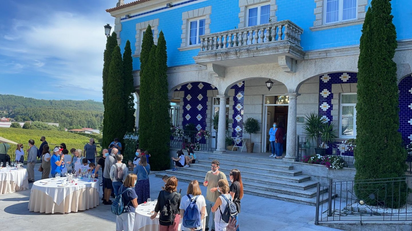 Los viajeros del Tren de la ruta del vino de Rías Baixas pudieron visitar la bodega Gran Bazán.