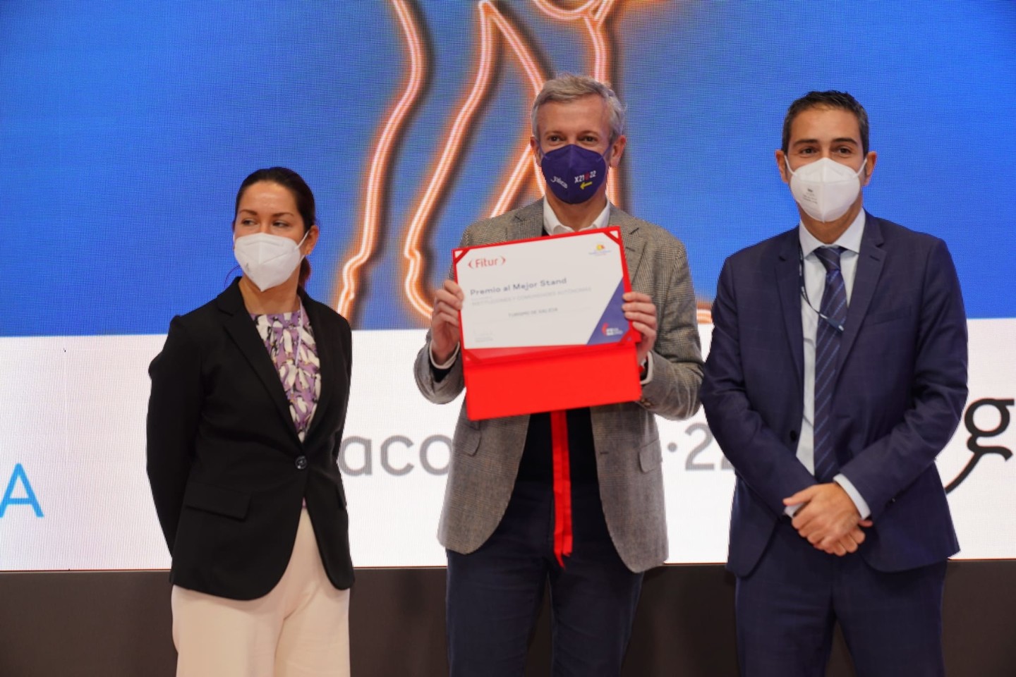 Alfonso Rueda recolle o premio ao mellor stand das CC.AA.