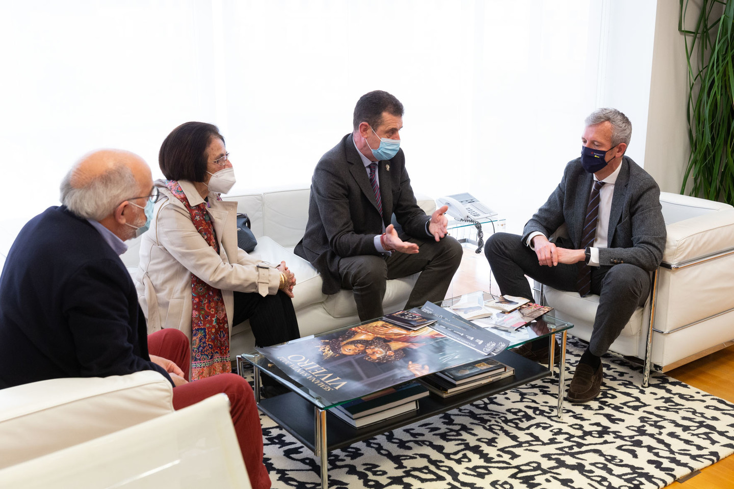 Alfonso Rueda, con los representantes de la Semana Santa de Viveiro.
