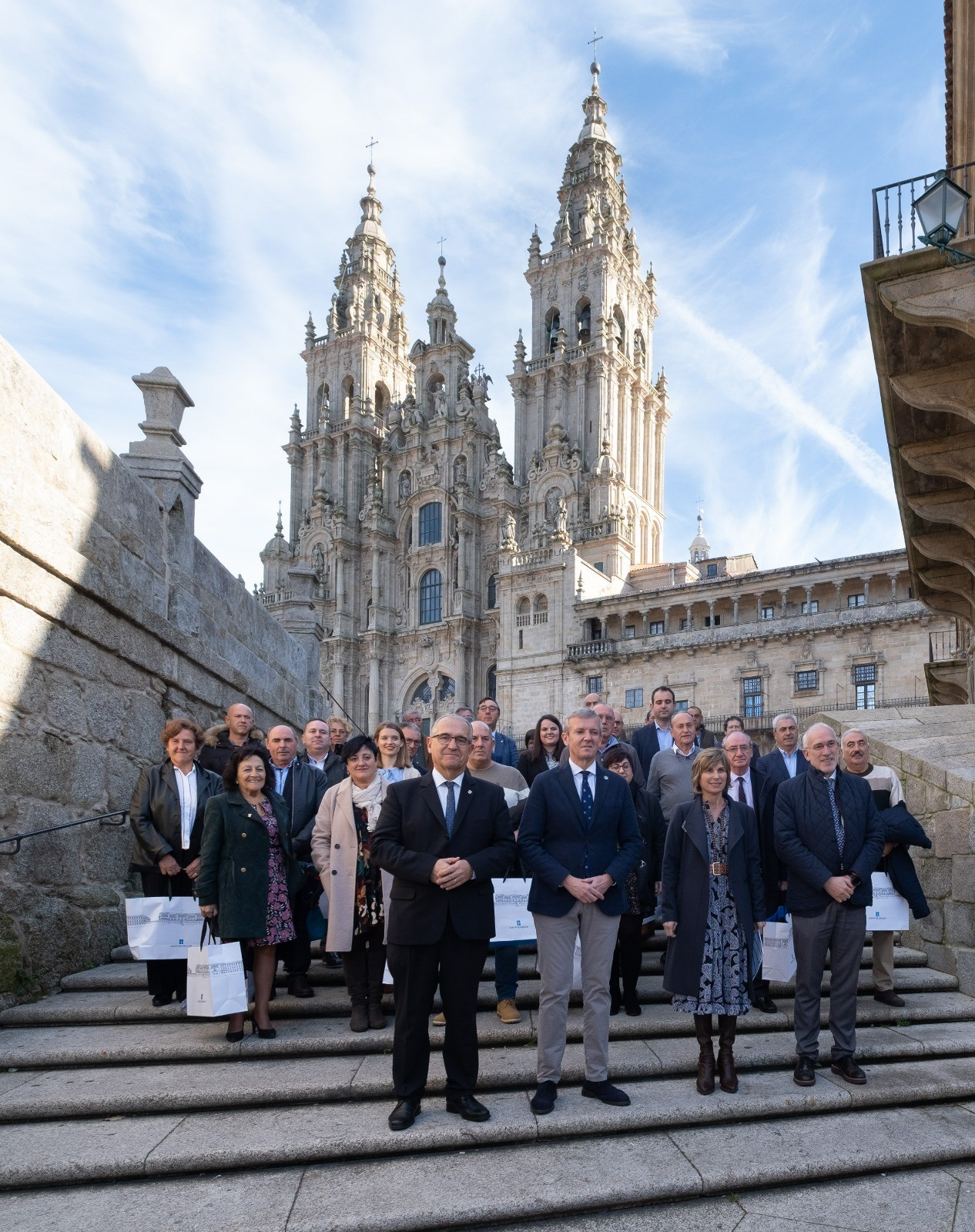 Foto de familia frente a la Catedral de Santiago.