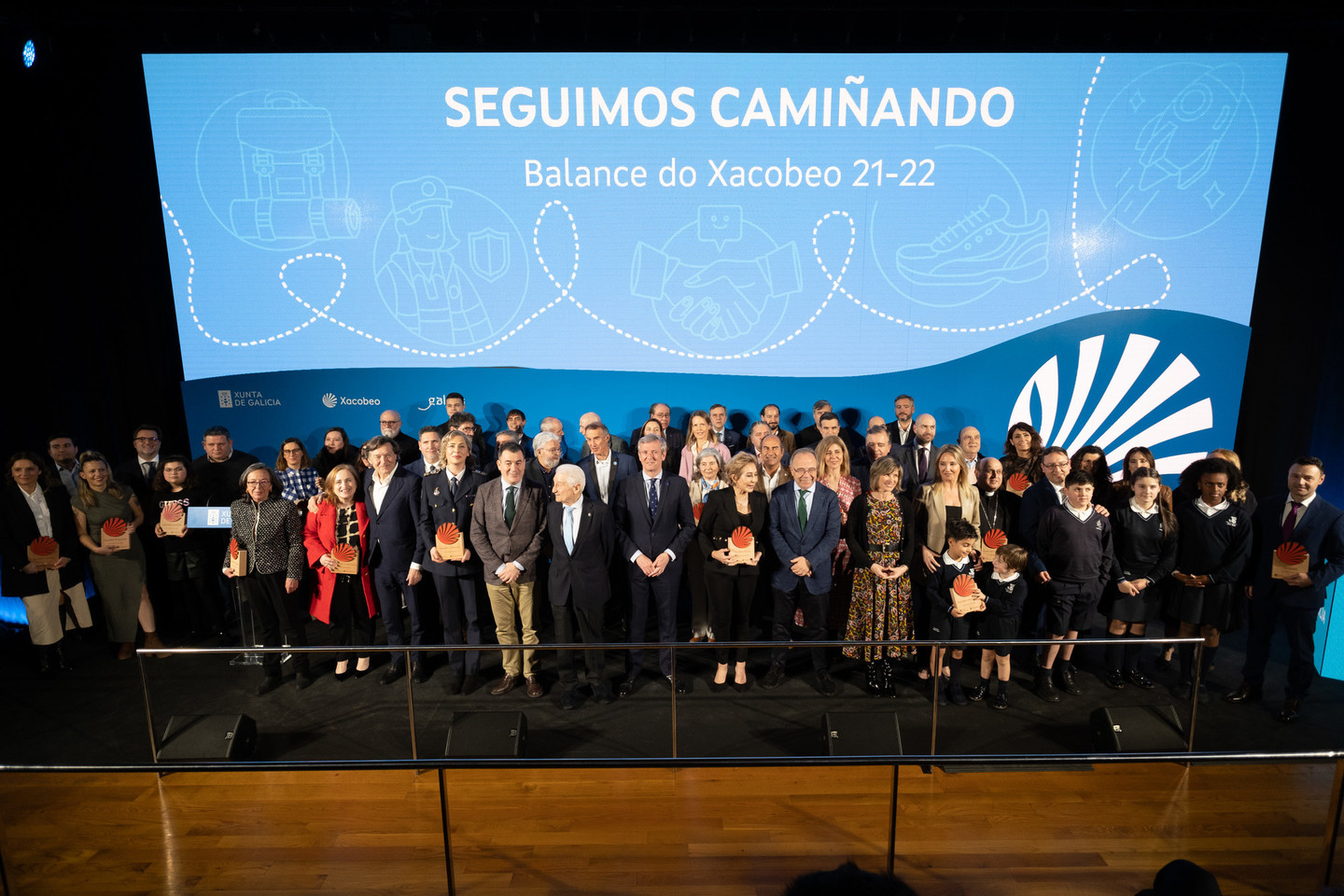 O presidente Rueda, coas persoas distinguidas polo seu labor a prol do Xacobeo 21-22.