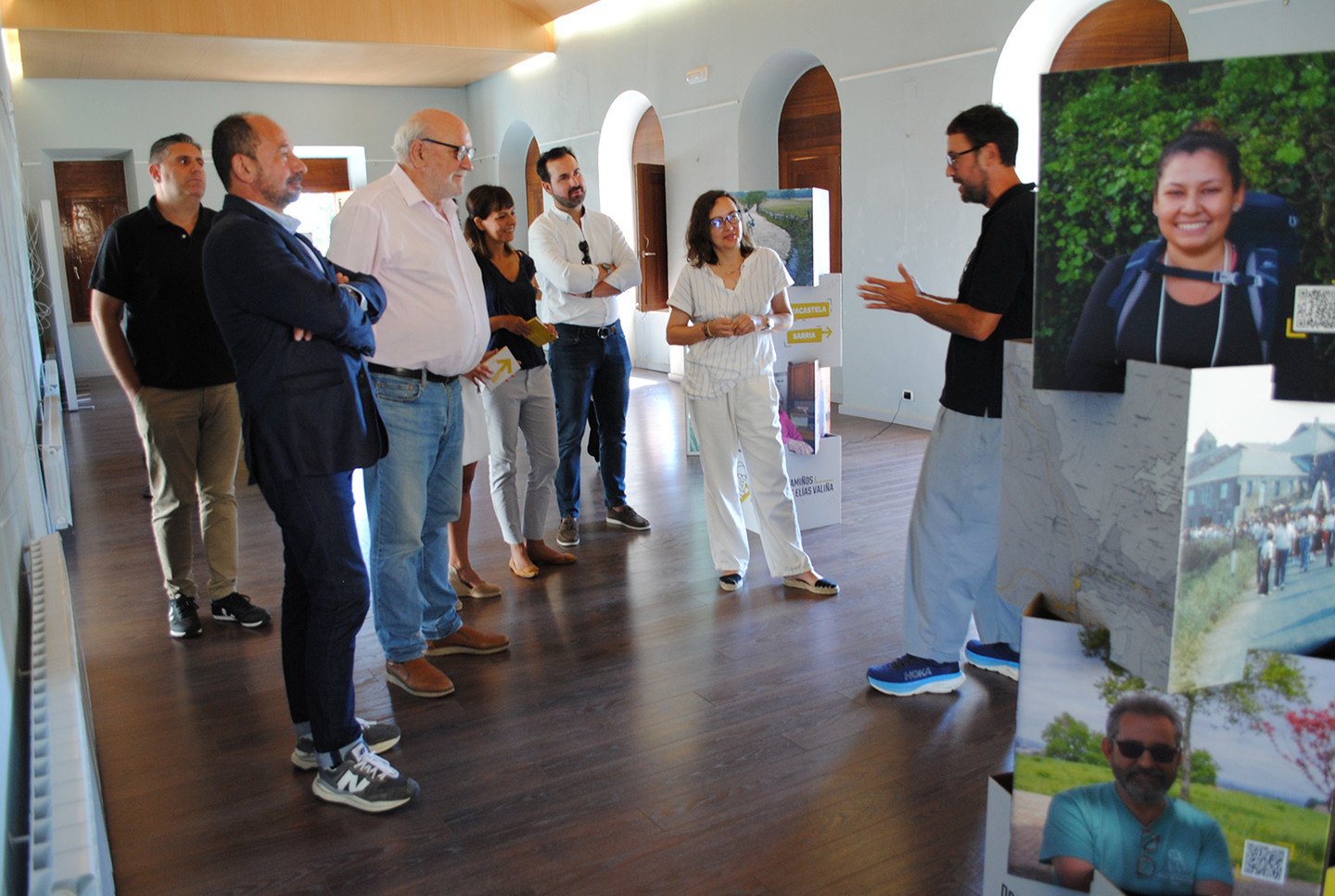 A exposición 'Os camiños de Elías Valiña' peregrina ata Sarria para poñer en valor o traballo do cura do Cebreiro