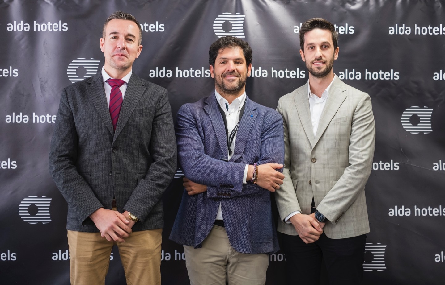 El gerente de Turismo de Galicia, Antonio Casas acompañado de Alberto Rodriguez, CEO de Alda Hotels y el alcalde de Cabanas, Fernando Couce