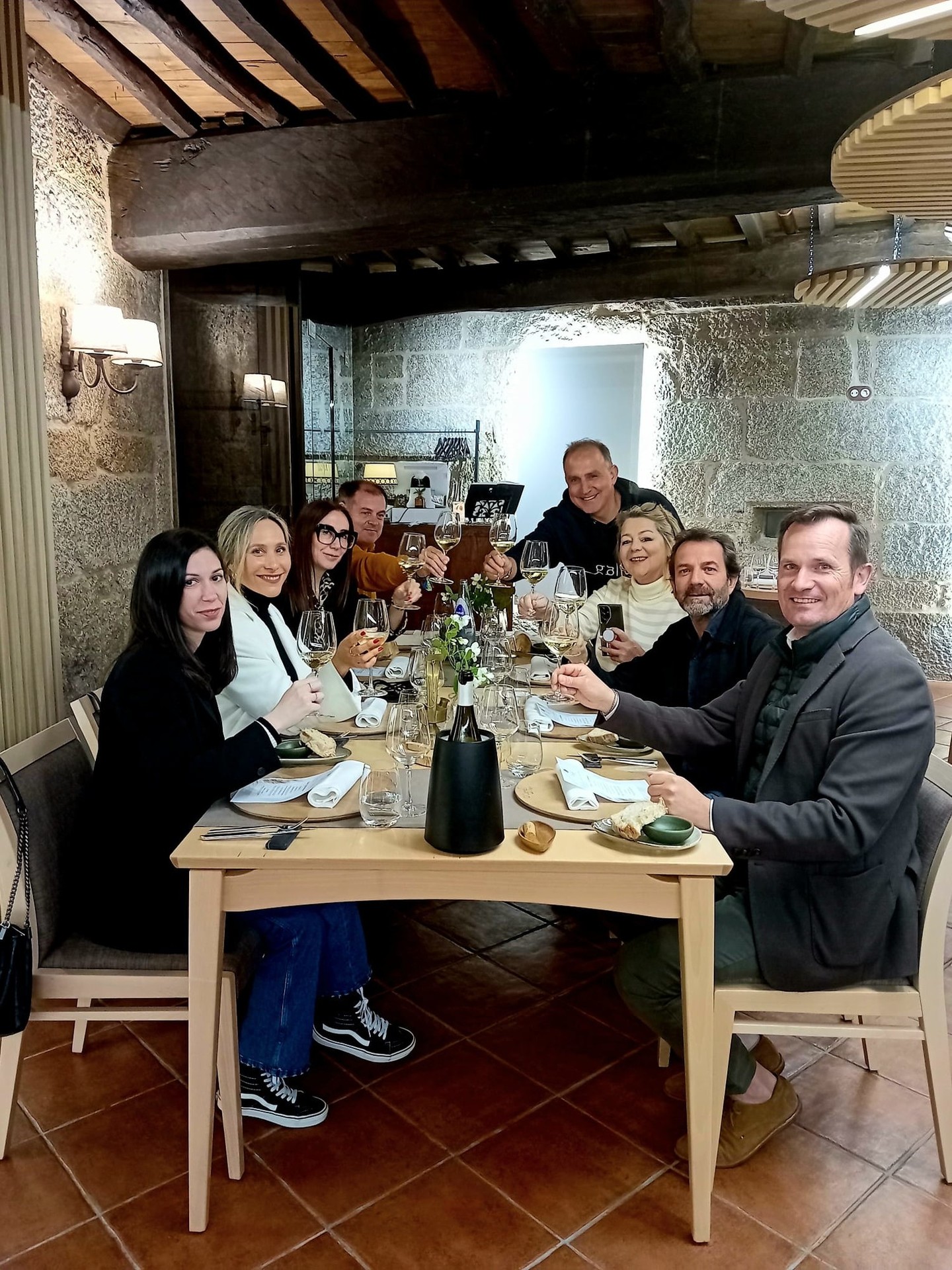 O grupo de influencers realizando unha cata