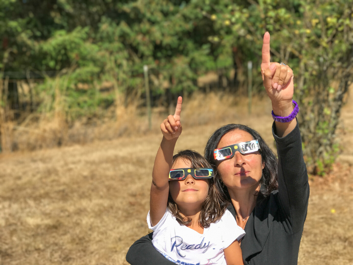 Personas observando un eclipse con gafas de protección
