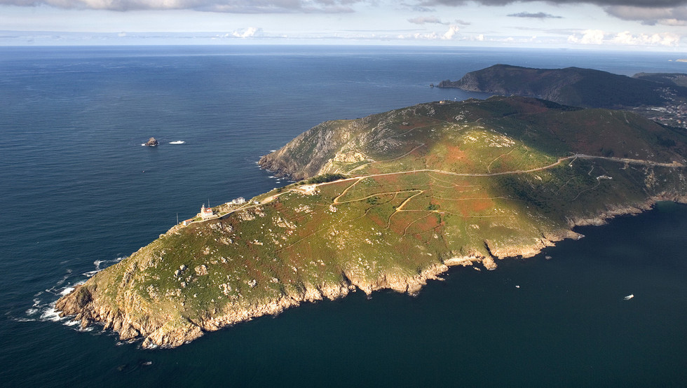 From the Fisterra lighthouse to the lookout point at O Ézaro: From the end of the world to the Celtic Olympus