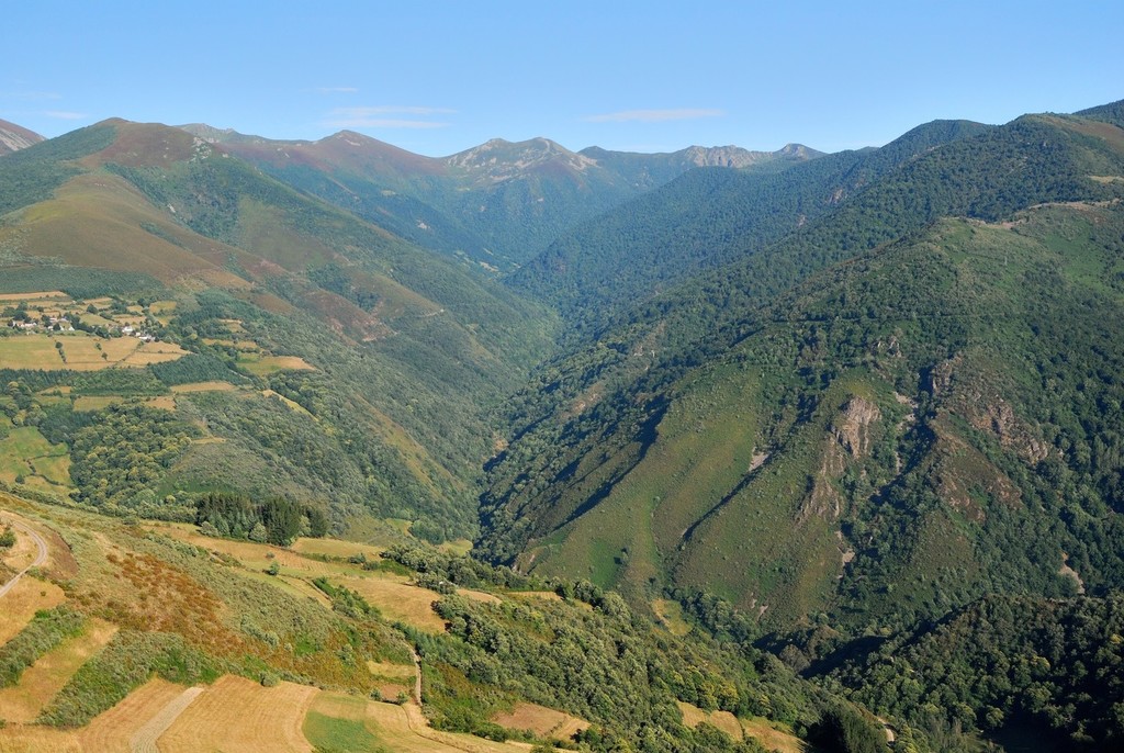 From Navia de Suarna to As Pontes de Gatín: Ancares passes